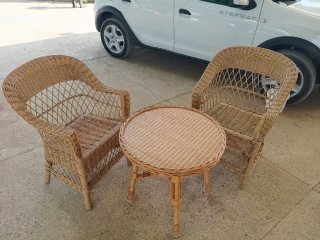 Conjunto mesa y 2 sillones de mimbre