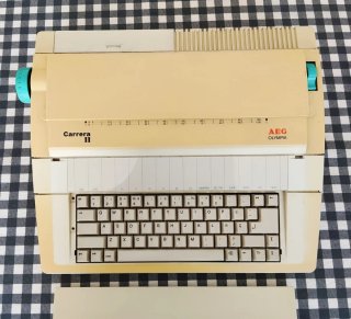 Máquina de escribir AEG Olympia Carrera II