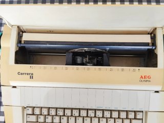 Máquina de escribir AEG Olympia Carrera II