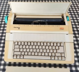 Máquina de escribir AEG Olympia Carrera II