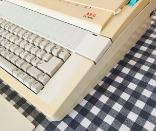 Máquina de escribir AEG Olympia Carrera II