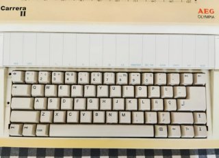 Máquina de escribir AEG Olympia Carrera II