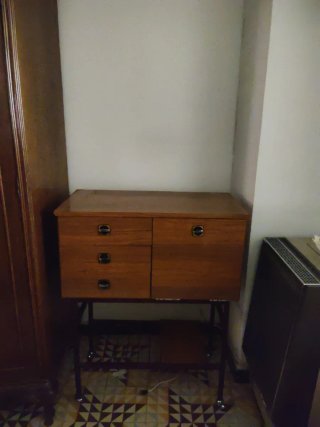 Cajonera minibar de madera y metal