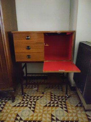 Cajonera minibar de madera y metal