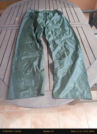Chaqueta y pantalón impermeable verde