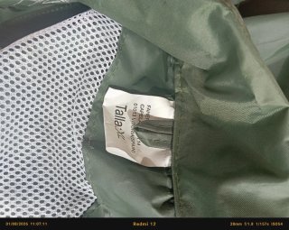 Chaqueta y pantalón impermeable verde