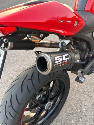 Se vende DUCATI MONSTER 796 en color ROJO