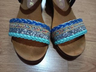 Sandalias cuña azul y plateadas