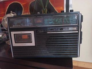 Dos Radios Casetes Toshiba y SANYO.