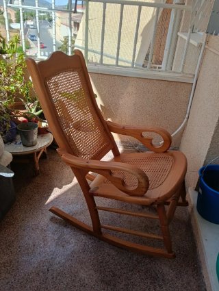 Mecedora de madera y ratán