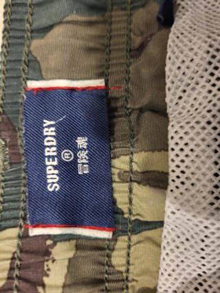 Bañador chico de camuflaje marca superdry