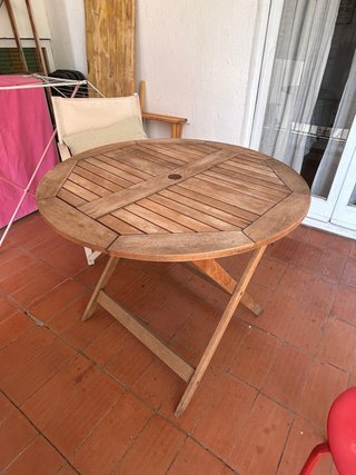 Mesa redonda de madera para exterior