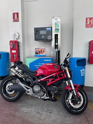 Ducati Monster 696