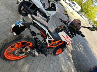 KTM Duke 390 Negra y Blanca