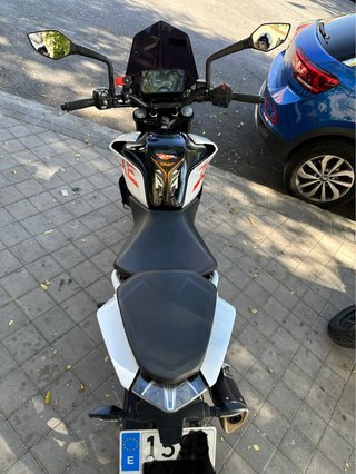KTM Duke 390 Negra y Blanca