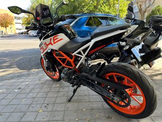 KTM Duke 390 Negra y Blanca