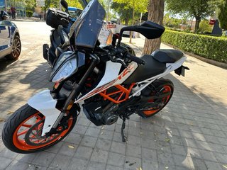 KTM Duke 390 Negra y Blanca