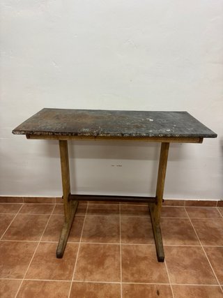 Antigua mesa de trabajo metálica y madera
