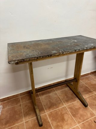Antigua mesa de trabajo metálica y madera