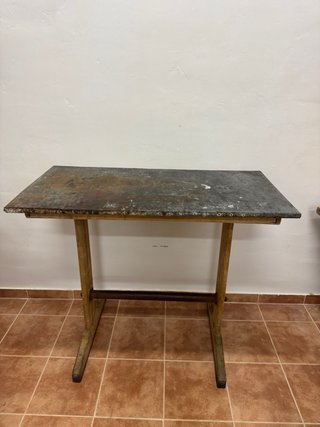 Antigua mesa de trabajo metálica y madera
