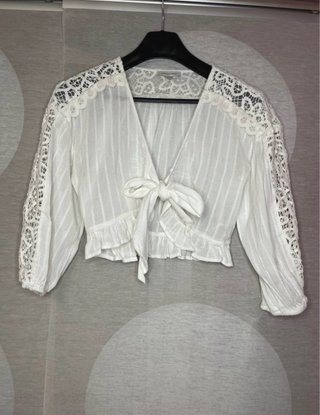 Blusa blanca crop top encaje