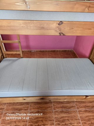 Litera de madera con 2 colchones