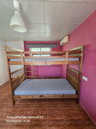 Litera de madera con 2 colchones
