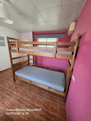 Litera de madera con 2 colchones