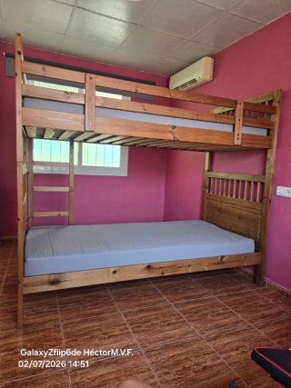 Litera de madera con 2 colchones