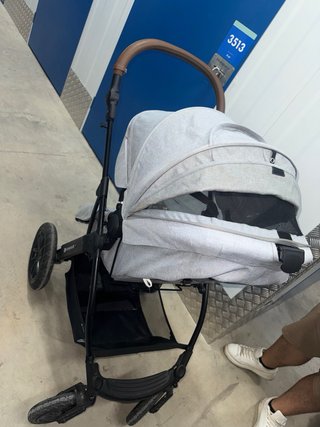 Carro de bebé gris