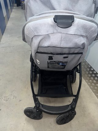 Carro de bebé gris