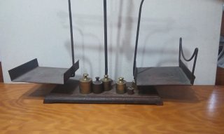 Balanza antigua de hierro con pesas