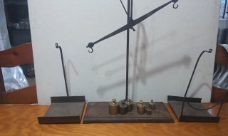 Balanza antigua de hierro con pesas
