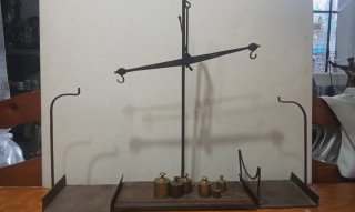 Balanza antigua de hierro con pesas