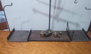 Balanza antigua de hierro con pesas