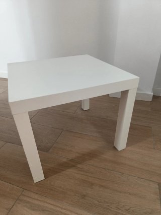 Mesa auxiliar cuadrada blanca