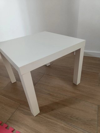 Mesa auxiliar cuadrada blanca