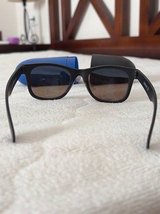 Gafas de sol negras y azules
