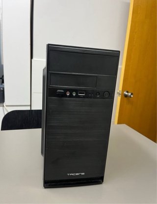 Ordenador de sobremesa PC y monitor