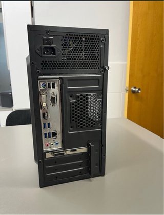 Ordenador de sobremesa PC y monitor