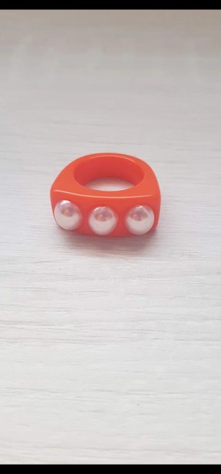 Anillo Naranja con Perlas Blancas