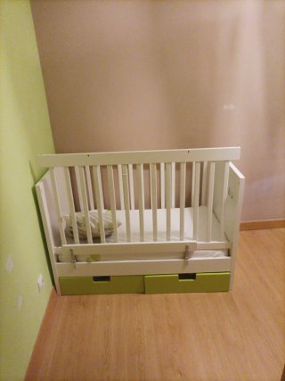Cuna infantil con cajones