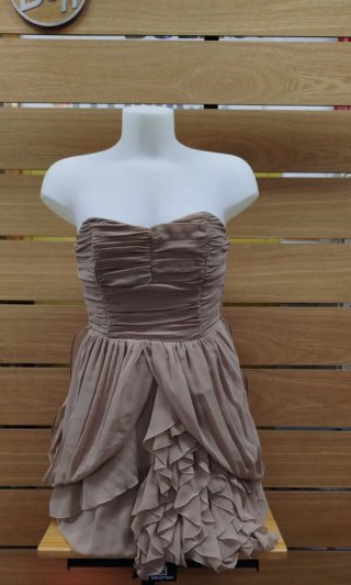 Vestido de fiesta beige con volantes
