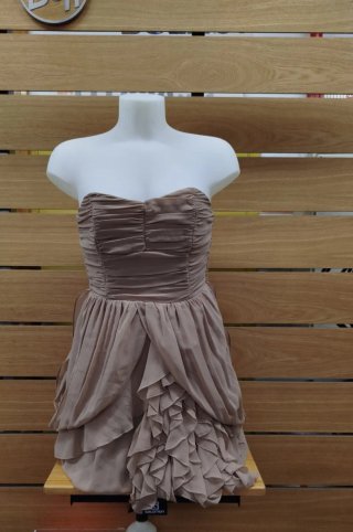 Vestido de fiesta beige con volantes