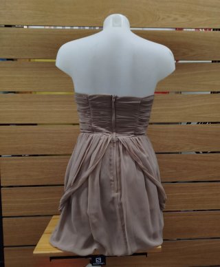 Vestido de fiesta beige con volantes