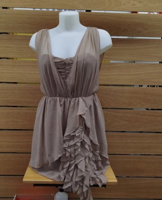 Vestido de fiesta beige con volantes