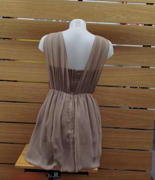 Vestido de fiesta beige con volantes