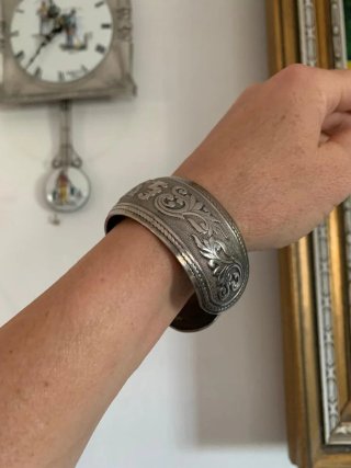 Pulsera Plateada Tibetana Grabada