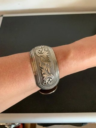 Pulsera Plateada Tibetana Grabada