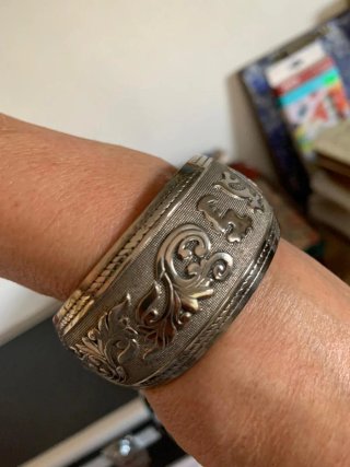 Pulsera Plateada Tibetana Grabada